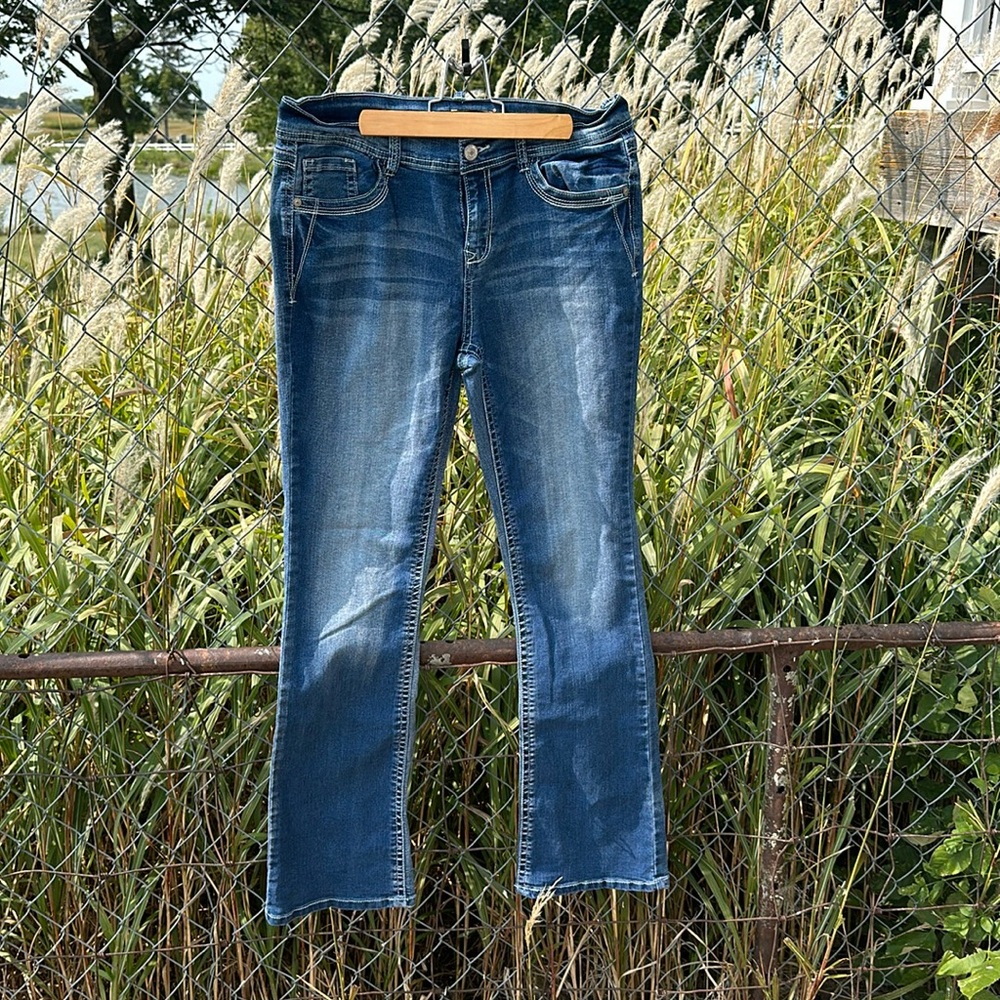 Wallflower Women’s 13L Bootcut Medium/Light Wash Jean